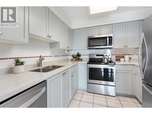 1003 612 Fifth Avenue, New Westminster, BC - Indoor Photo Showing Kitchen With Double Sink