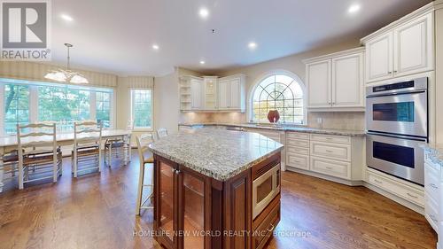 198 Kennedy Street W, Aurora, ON - Indoor Photo Showing Kitchen With Upgraded Kitchen