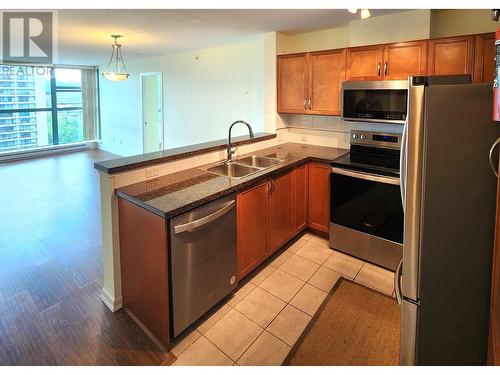 1805 4398 Buchanan Street, Burnaby, BC - Indoor Photo Showing Kitchen With Double Sink