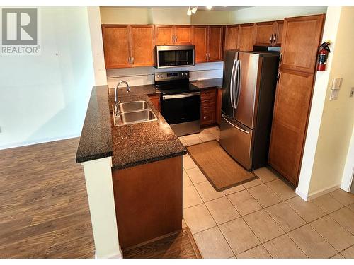 1805 4398 Buchanan Street, Burnaby, BC - Indoor Photo Showing Kitchen With Double Sink