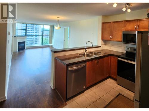 1805 4398 Buchanan Street, Burnaby, BC - Indoor Photo Showing Kitchen With Double Sink