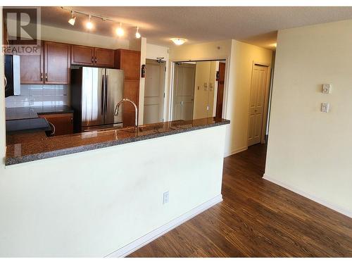 1805 4398 Buchanan Street, Burnaby, BC - Indoor Photo Showing Kitchen