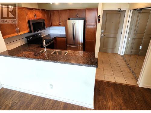 1805 4398 Buchanan Street, Burnaby, BC - Indoor Photo Showing Kitchen With Double Sink