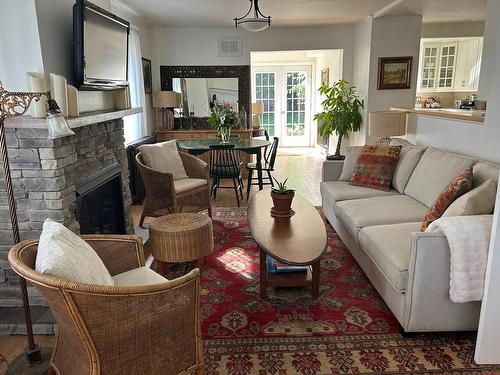 Vue d'ensemble - 83 Rue Pine, Hudson, QC - Indoor Photo Showing Living Room With Fireplace