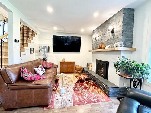 Salon - 405 Ch. Du Moulin, Sainte-Adèle, QC - Indoor Photo Showing Living Room With Fireplace