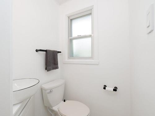 Powder room - 121 Av. De Forest Gardens, Pointe-Claire, QC - Indoor Photo Showing Bathroom