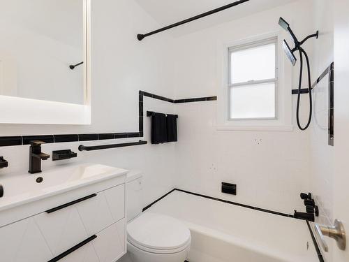 Salle de bains - 121 Av. De Forest Gardens, Pointe-Claire, QC - Indoor Photo Showing Bathroom