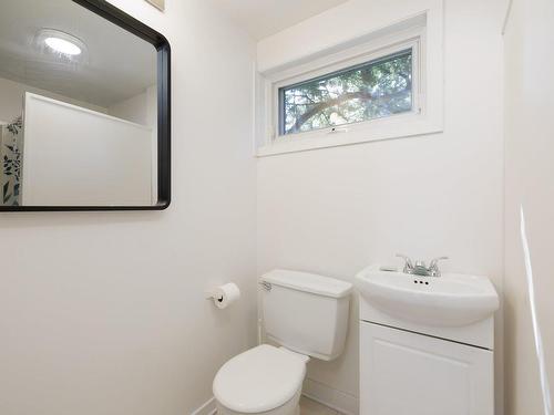 Powder room - 121 Av. De Forest Gardens, Pointe-Claire, QC - Indoor Photo Showing Bathroom