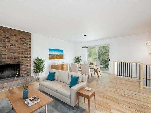 Salon - 121 Av. De Forest Gardens, Pointe-Claire, QC - Indoor Photo Showing Living Room With Fireplace