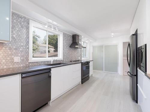 Cuisine - 121 Av. De Forest Gardens, Pointe-Claire, QC - Indoor Photo Showing Kitchen With Upgraded Kitchen