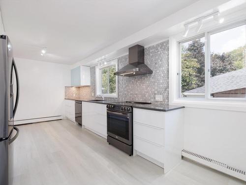 Cuisine - 121 Av. De Forest Gardens, Pointe-Claire, QC - Indoor Photo Showing Kitchen With Upgraded Kitchen