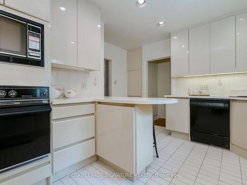 23 Sifton Crt, Toronto, ON - Indoor Photo Showing Kitchen