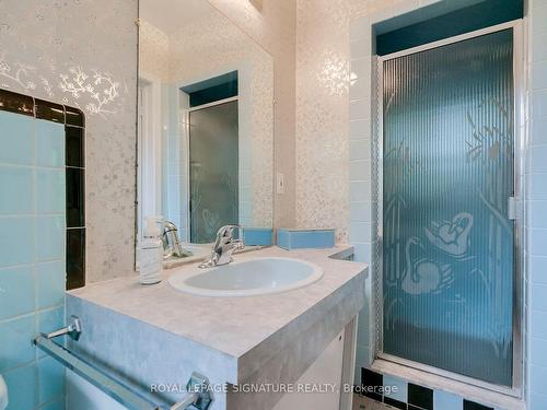 23 Sifton Crt, Toronto, ON - Indoor Photo Showing Bathroom