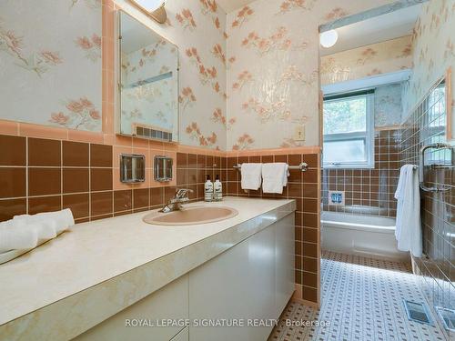 23 Sifton Crt, Toronto, ON - Indoor Photo Showing Bathroom