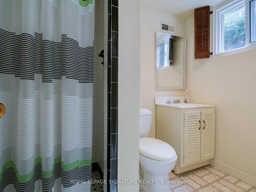 23 Sifton Crt, Toronto, ON - Indoor Photo Showing Bathroom