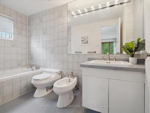 14 Macklingate Crt, Toronto, ON - Indoor Photo Showing Bathroom