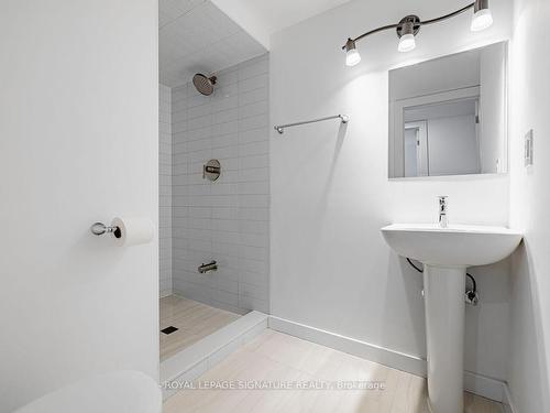 3-2374 Gerrard St E, Toronto, ON - Indoor Photo Showing Bathroom