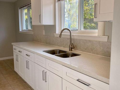 15 Mcdonald Dr, Aurora, ON - Indoor Photo Showing Kitchen With Double Sink