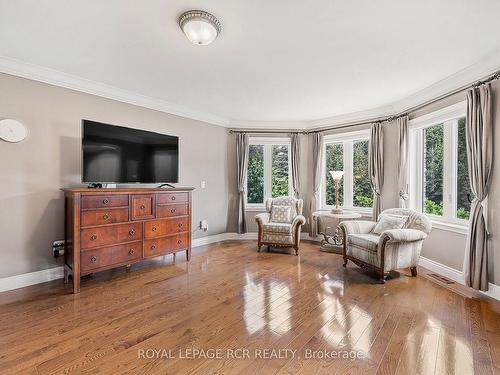 30 Sandy Ridge Crt, Whitchurch-Stouffville, ON - Indoor Photo Showing Living Room