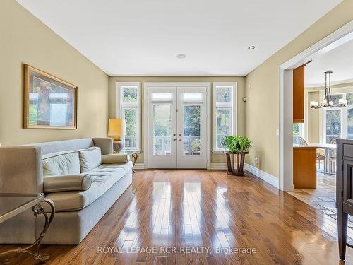 30 Sandy Ridge Crt, Whitchurch-Stouffville, ON - Indoor Photo Showing Living Room