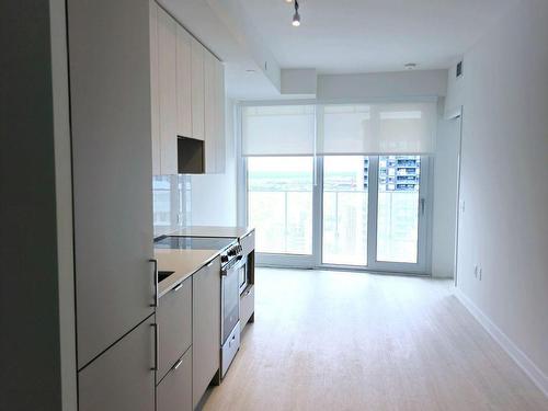 4512-3883 Quartz Rd, Mississauga, ON - Indoor Photo Showing Kitchen