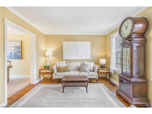 28 Parkview Pl, Brampton, ON - Indoor Photo Showing Living Room