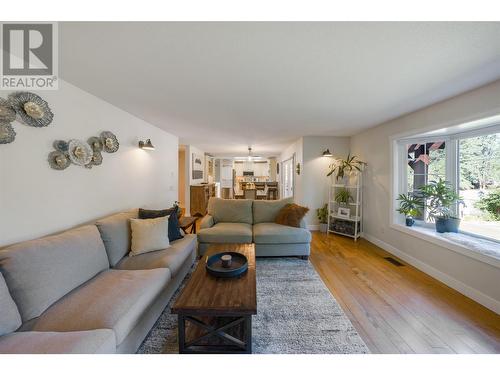 3505 Mcculloch Road, Kelowna, BC - Indoor Photo Showing Living Room