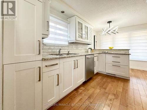 149 Foxhunt Road, Waterloo, ON - Indoor Photo Showing Kitchen With Upgraded Kitchen