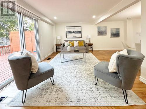 149 Foxhunt Road, Waterloo, ON - Indoor Photo Showing Living Room