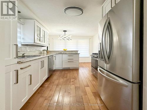 149 Foxhunt Road, Waterloo, ON - Indoor Photo Showing Kitchen With Upgraded Kitchen