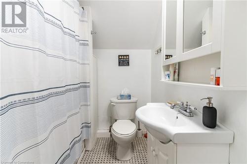 Front/ Unit 1 - bath - 239 East 22Nd Street, Hamilton, ON - Indoor Photo Showing Bathroom