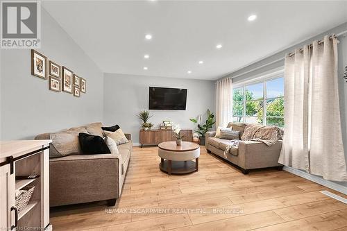 26 Elford Crescent, Hamilton (Vincent), ON - Indoor Photo Showing Living Room