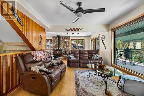 3823 Goat Canyon Road, Creston, BC - Indoor Photo Showing Living Room