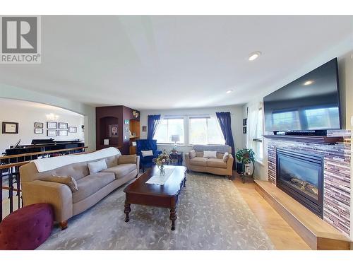 1090 14 Avenue Se, Salmon Arm, BC - Indoor Photo Showing Living Room With Fireplace