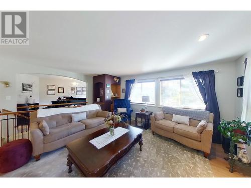 1090 14 Avenue Se, Salmon Arm, BC - Indoor Photo Showing Living Room