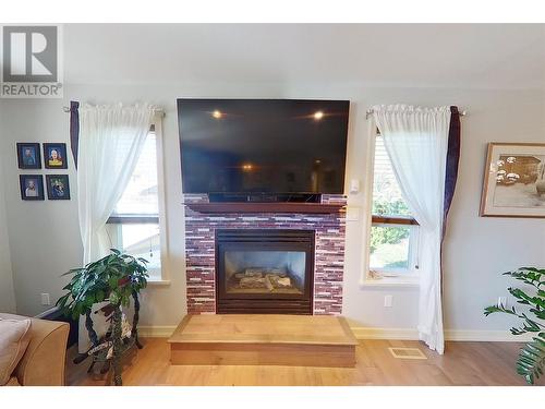 1090 14 Avenue Se, Salmon Arm, BC - Indoor Photo Showing Living Room With Fireplace