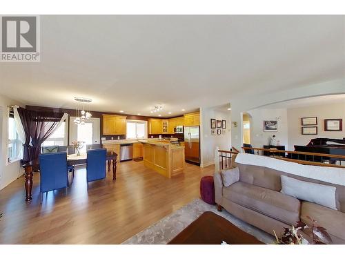 1090 14 Avenue Se, Salmon Arm, BC - Indoor Photo Showing Living Room