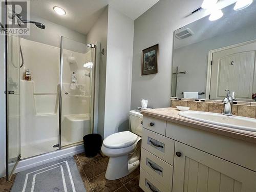 1090 14 Avenue Se, Salmon Arm, BC - Indoor Photo Showing Bathroom