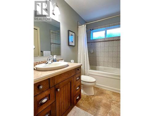 1090 14 Avenue Se, Salmon Arm, BC - Indoor Photo Showing Bathroom