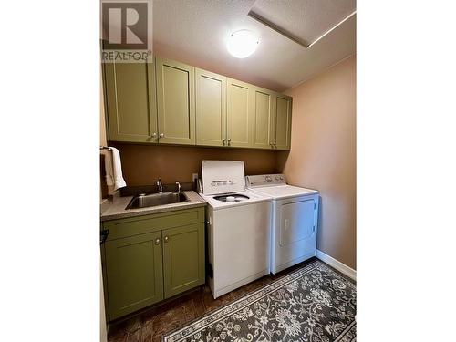 1090 14 Avenue Se, Salmon Arm, BC - Indoor Photo Showing Laundry Room