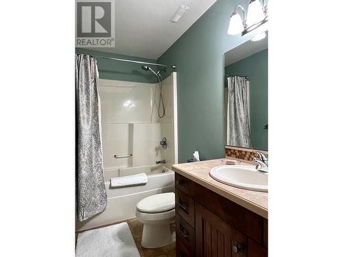 1090 14 Avenue Se, Salmon Arm, BC - Indoor Photo Showing Bathroom