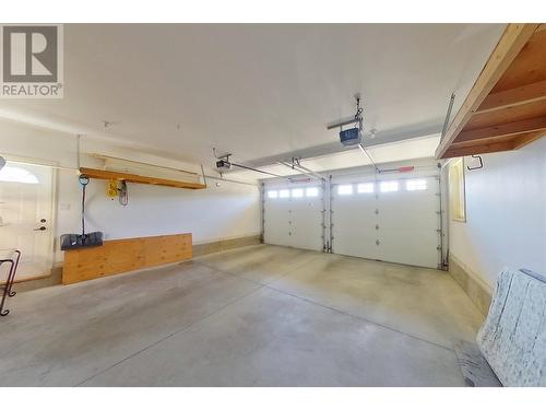 1090 14 Avenue Se, Salmon Arm, BC - Indoor Photo Showing Garage