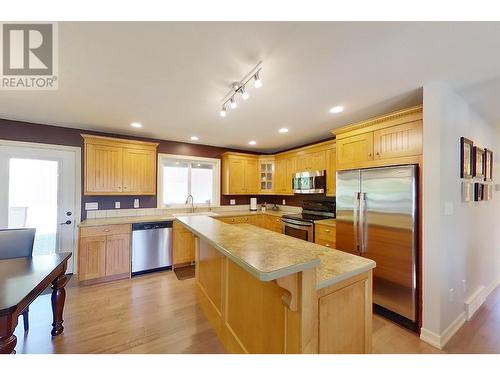 1090 14 Avenue Se, Salmon Arm, BC - Indoor Photo Showing Kitchen With Double Sink