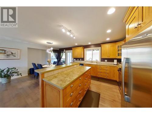 1090 14 Avenue Se, Salmon Arm, BC - Indoor Photo Showing Kitchen