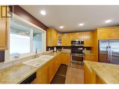 1090 14 Avenue Se, Salmon Arm, BC - Indoor Photo Showing Kitchen With Double Sink