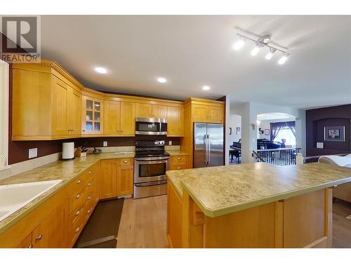 1090 14 Avenue Se, Salmon Arm, BC - Indoor Photo Showing Kitchen