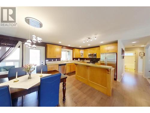 1090 14 Avenue Se, Salmon Arm, BC - Indoor