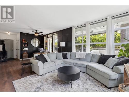 102 3602 Aldercrest Drive, North Vancouver, BC - Indoor Photo Showing Living Room