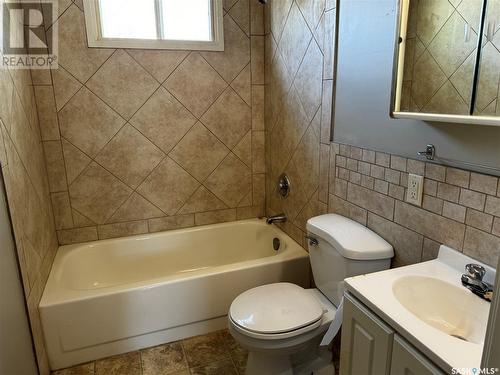 215 5Th Avenue E, Gravelbourg, SK - Indoor Photo Showing Bathroom