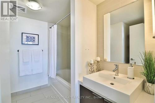 612 - 5 Hanna Avenue, Toronto (Niagara), ON - Indoor Photo Showing Bathroom